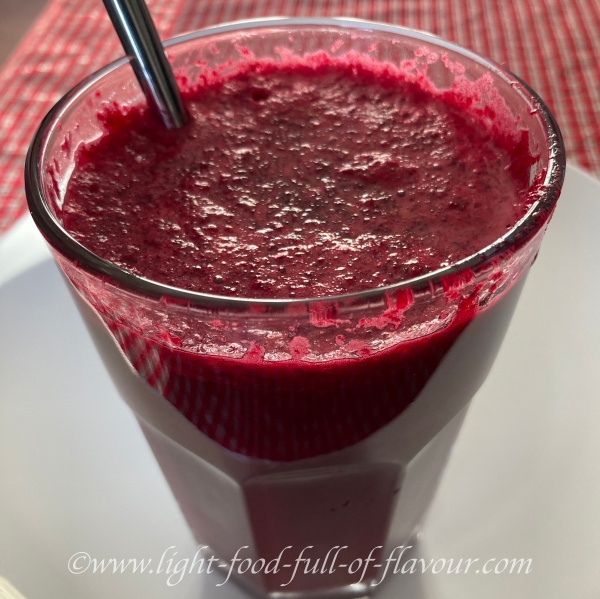 Juicing with two types of juicer.