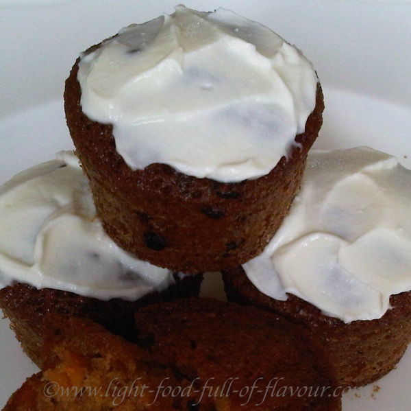 Carrot cakes with cinnamon and walnuts.